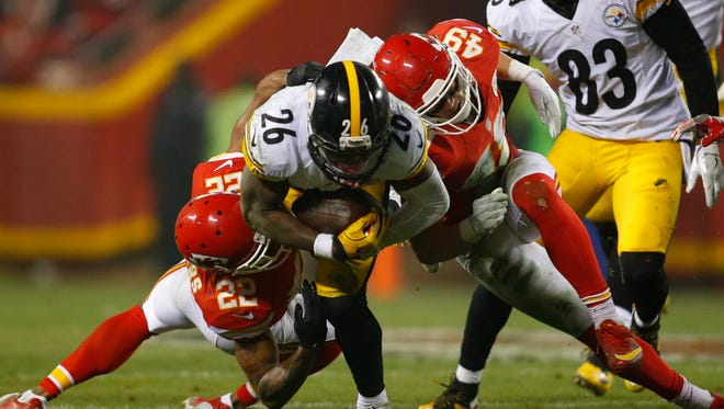 Steelers running back Le'Veon Bell (26) runs the ball against the Chiefs.