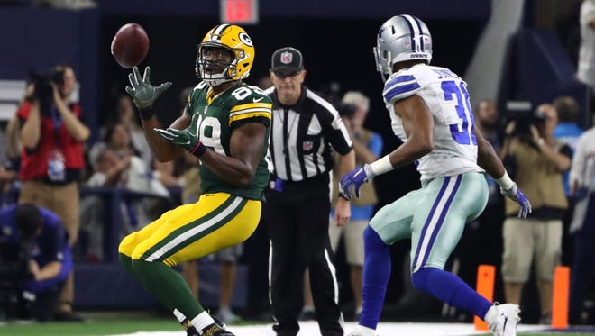 Packers tight end Jared Cook (89) makes a sideline catch late in the game against the Cowboys.