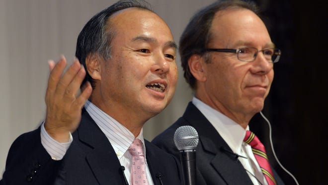 Softbank's Masayoshi Son with Sprint Nextel CEO Dan Hesse after announcing Softbank's acquisition.