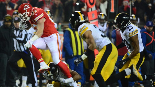 Chiefs tight end Travis Kelce (87) runs with the ball against the Steelers.