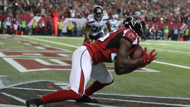 Atlanta Falcons running back Tevin Coleman (26) makes a touchdown catch against the Seattle Seahawks during the second quarter in the NFC Divisional playoff at Georgia Dome.