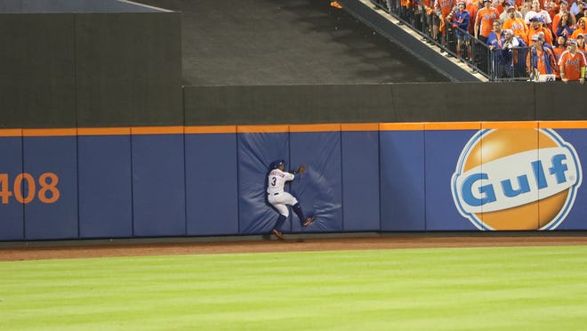 Curtis Granderson crashes into the centerfield wall in the top of the sixth inning to make an amazing catch.