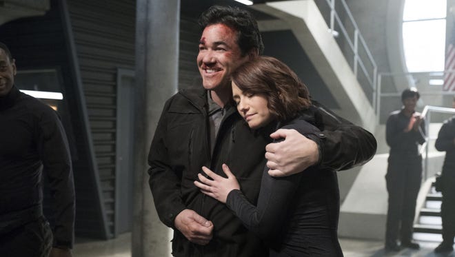 Dean Cain as Jeremiah Danvers and Chyler Leigh as Alex Danvers in the CW's 'Supergirl.'