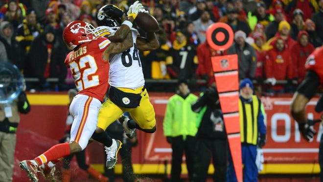 Steelers wide receiver Antonio Brown (84) makes a catch as Chiefs cornerback Marcus Peters (22) defends during the second quarter.