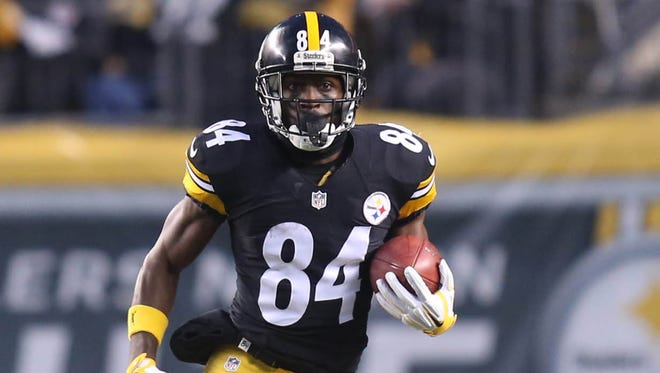 Pittsburgh Steelers wide receiver Antonio Brown (84) returns a free kick against the New York Giants during the first quarter at Heinz Field.