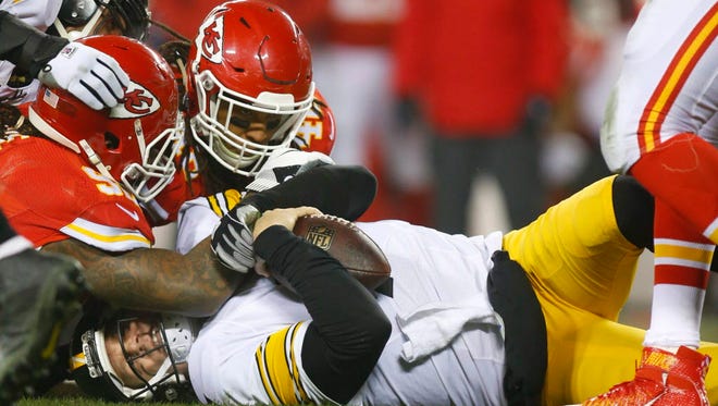 Steelers quarterback Ben Roethlisberger (7) is brought down by the Chiefs defense during the second quarter.