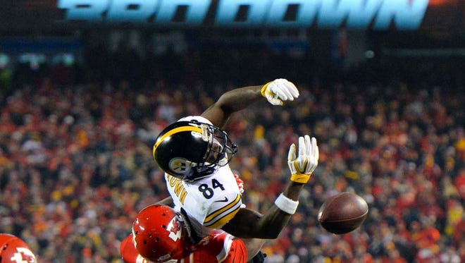 Steelers wide receiver Antonio Brown (84) is unable to make a catch while defended by Chiefs defensive back Terrance Mitchell (39) during the first quarter.