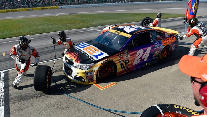 Round 2: The crew of Chase Elliott changes tires and refuels the No. 24 Chevrolet after Elliott was forced to make a green-flag pit stop because of a left-rear tire rub. Elliott finished 31st at Kansas Speedway and dropped to 12th in the standings.