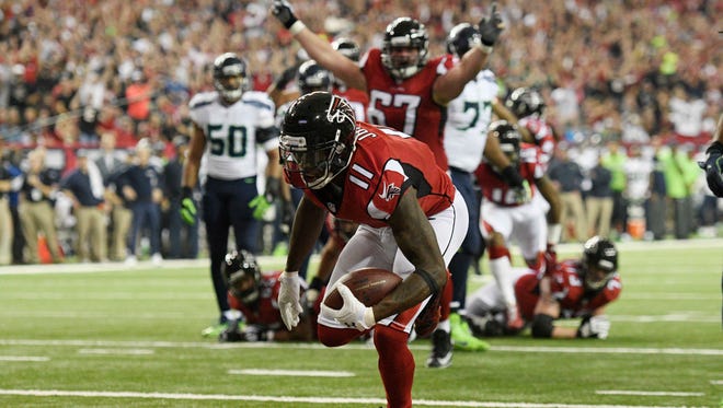 Atlanta Falcons wide receiver Julio Jones (11) scores a touchdown against the Seattle Seahawks during the second quarter in the NFC Divisional playoff at Georgia Dome.