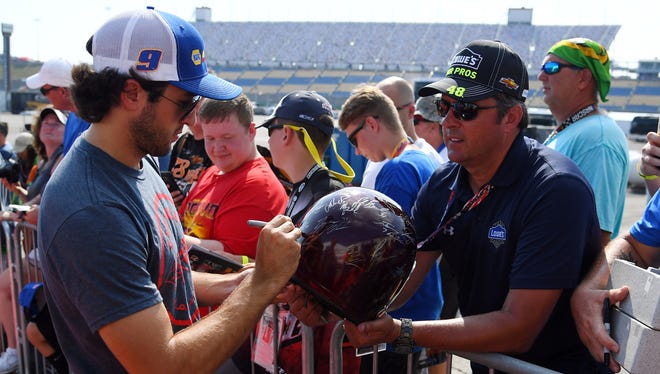 Elliott signs autographs at Kentucky Speedway in July 2018.