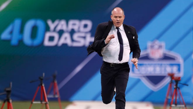 It's become a tradition at the combine: NFL Network announcer Rich Eisen runs the 40-yard dash for charity.