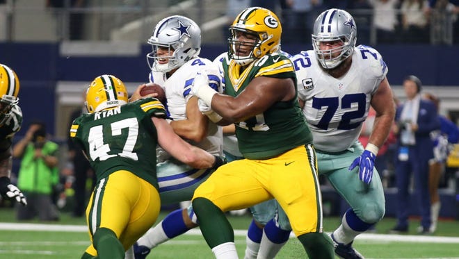 Cowboys quarterback Dak Prescott (4) runs in a two-point conversion to tie the game with the Packers.