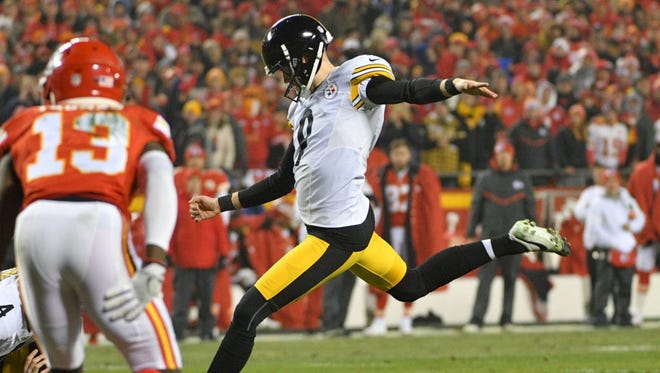 Steelers kicker Chris Boswell (9) hits a field goal in the first quarter against the Chiefs.