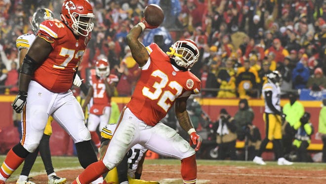 Chiefs running back Spencer Ware (32) celebrates a touchdown during the fourth quarter against the Steelers.