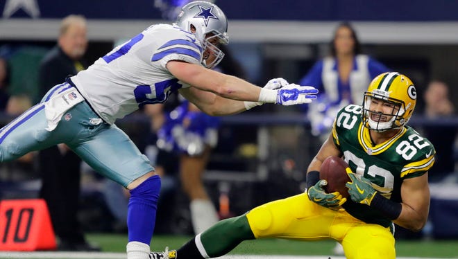 The Packers' cornerback Richard Rodgers catches a touchdown against the Cowboys.