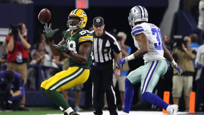 Packers tight end Jared Cook (89) catches a late pass on the sideline against the Cowboys.