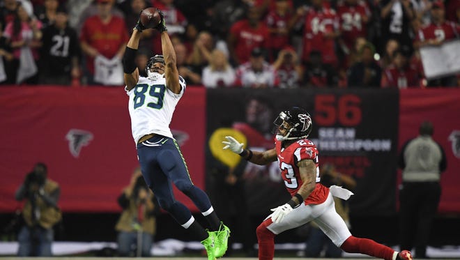 Seattle Seahawks wide receiver Doug Baldwin (89) makes a catch against Atlanta Falcons cornerback Robert Alford (23) during the first quarter in the NFC Divisional playoff at Georgia Dome.
