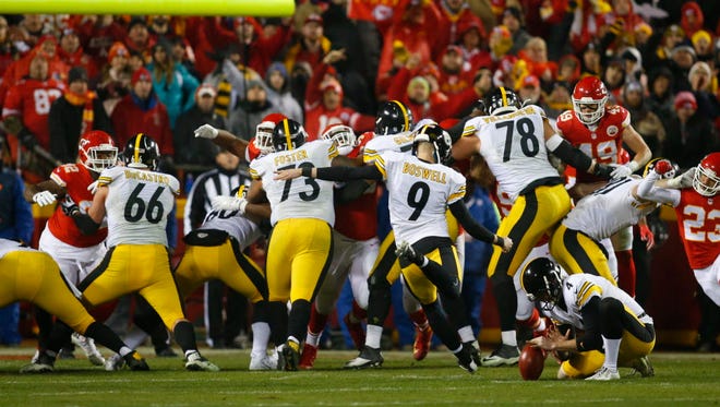 Steelers kicker Chris Boswell (9) hits a field goal during the first quarter against the Chiefs.