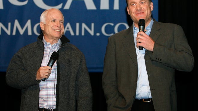 Schilling with eventual Republican presidential nominee John McCain at a New Hampshire campaign event in 2007.