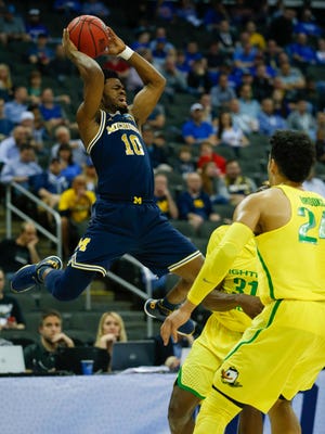 Michigan Wolverines guard Derrick Walton Jr. (10) passes the ball during the first half against the Oregon Ducks in the semifinals of the midwest Regional of the 2017 NCAA Tournament at Sprint Center.