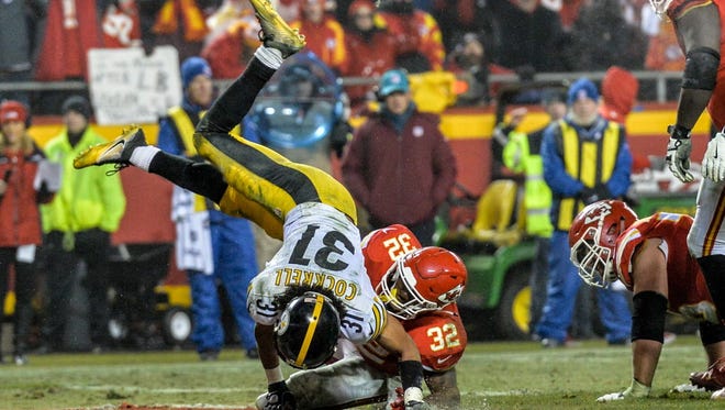 Chiefs running back Spencer Ware (32) scores a touchdown during the fourth quarter against the Steelers.
