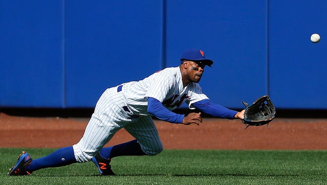 New York Mets right fielder Curtis Granderson makes a diving catch on a ball hit by Los Angeles Dodgers' Logan Forsythe (11) during the second inning of a baseball game, Saturday, Aug. 5, 2017, in New York.