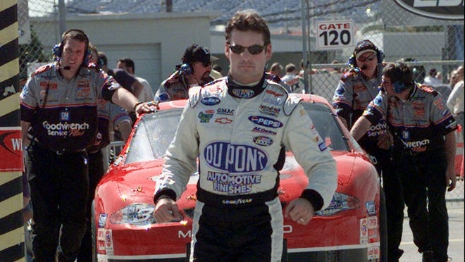 Gordon suffered a down year in 2000, winning only three races, his fewest since 1994. He finished ninth in the standings.